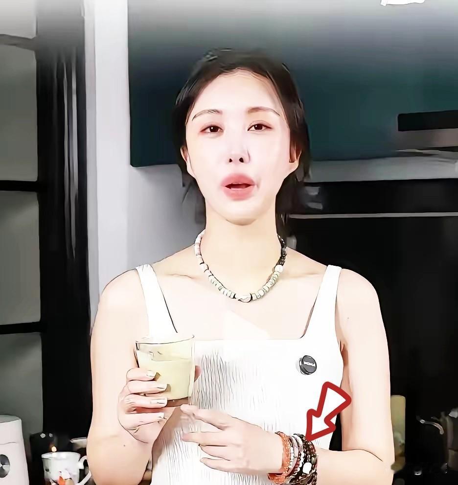 田朴珺原本可以生活得很好，她和王石育有一女，她今年也才45岁，完全可以再生一个