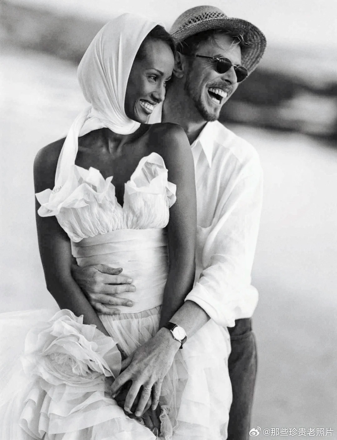 1995年4月，摇滚巨星大卫·鲍伊和超模伊曼在南非海滩拍摄婚纱照。