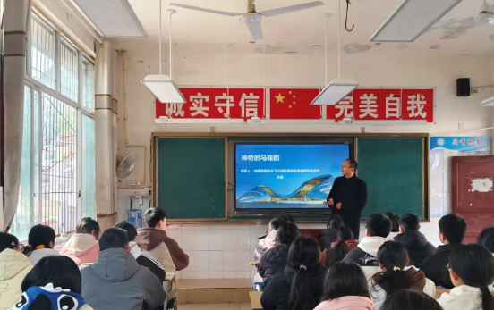 “快车道上的中国：贤能治国和教育如何重塑全球实力！”就在昨天，美媒公开指出中国高