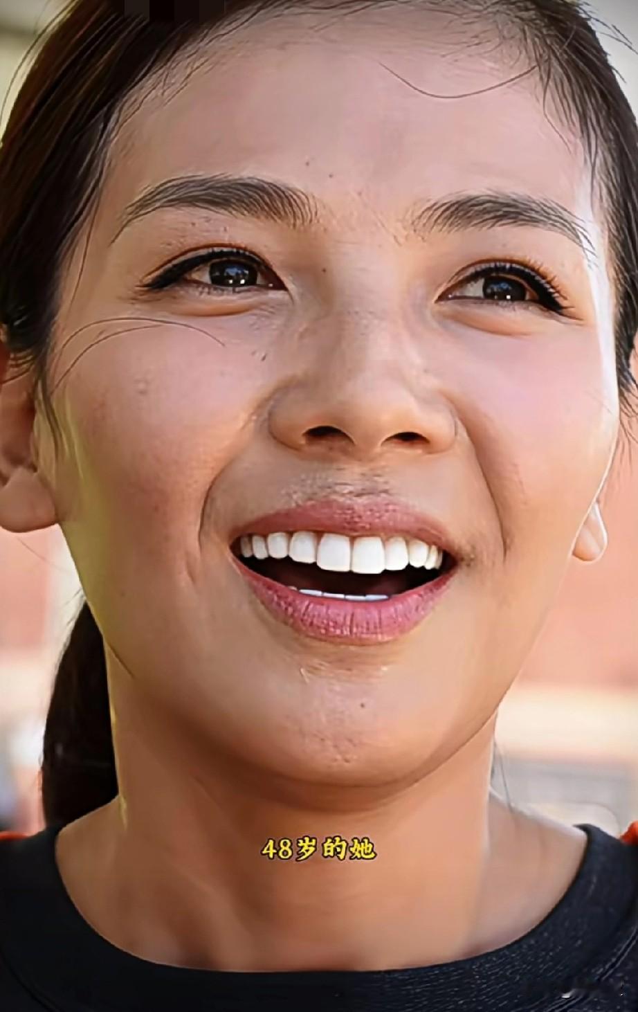 48岁的她，在无美颜无滤镜的镜头下依旧能打。皮肤紧致通透，几乎看不出明显细纹与