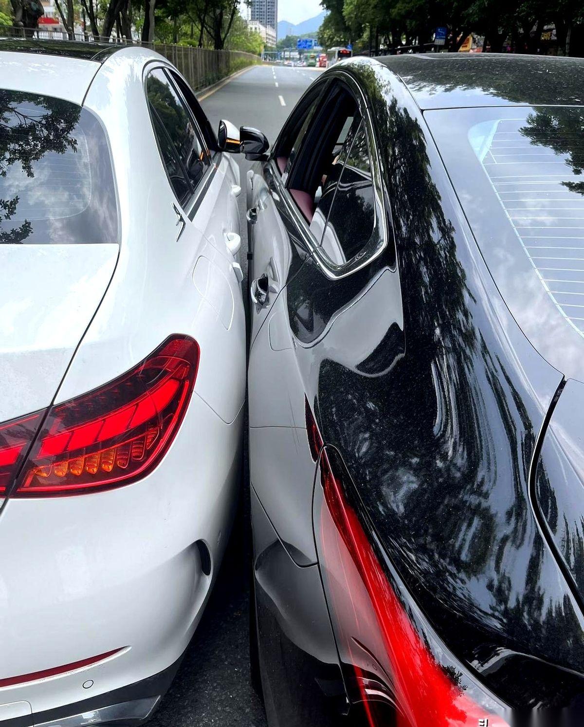 上一秒，全家还在酒桌上给孙子过百日宴，高高兴兴的。下一秒，老爷子人就没了。就