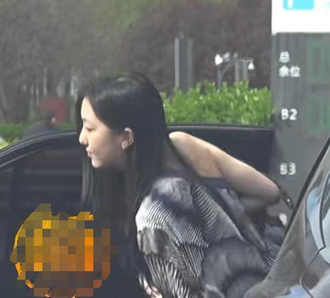 19岁李嫣现身北京，穿搭引热议，气质似王菲却难掩身材小瑕疵时光匆匆，曾经那个备