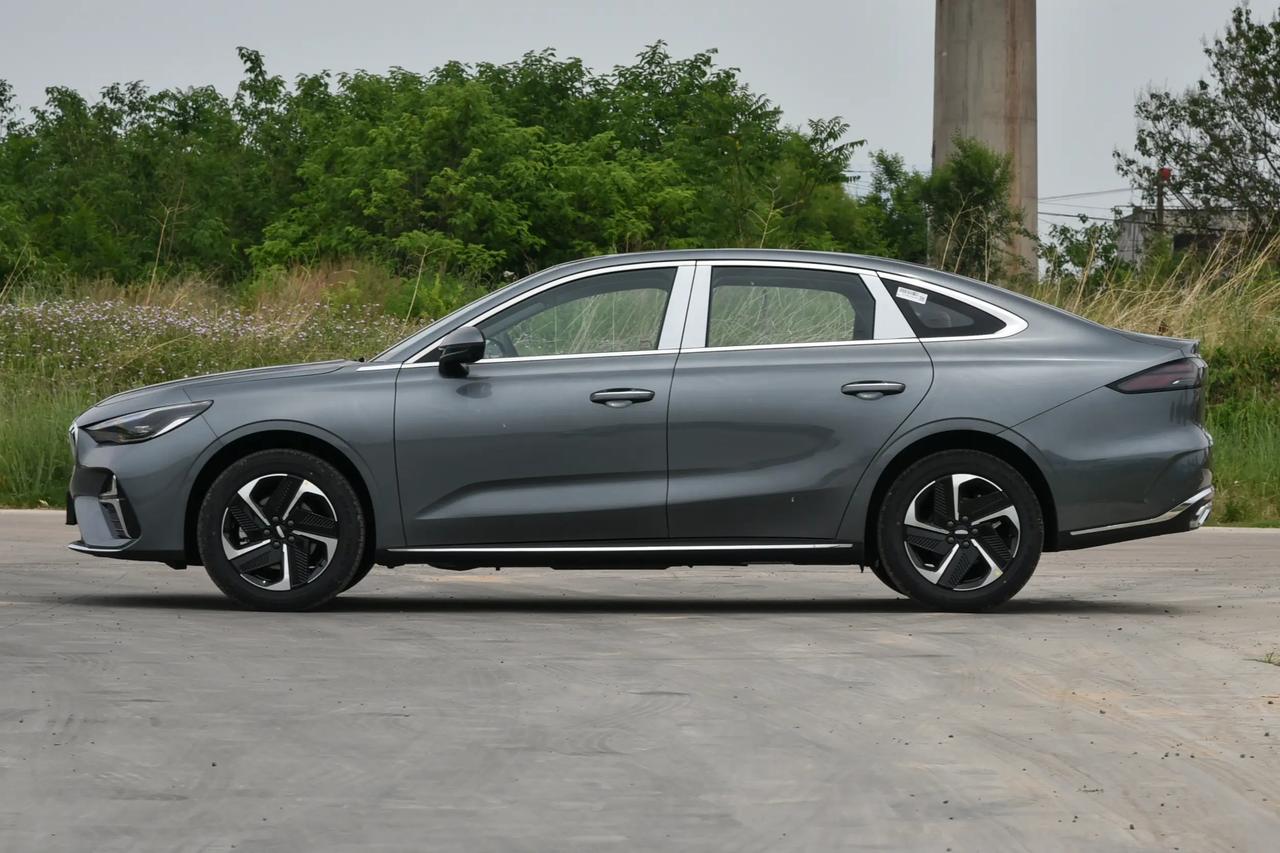 新帝豪i-HEV这车有意思的地方，是它把配置分得很清楚。🚘低配给你基础代步，