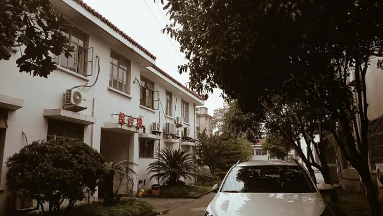 老了到底去不去养老院，这真是个纠结的问题。以前总觉得养老院是无奈的退路，像很多人