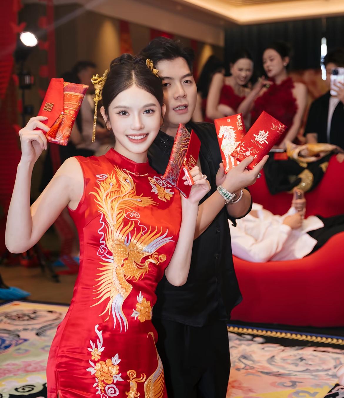 太豪横！网红刘星大婚，新娘嫁妆高达一个亿。光现金支票就5000万，再加上凤冠以