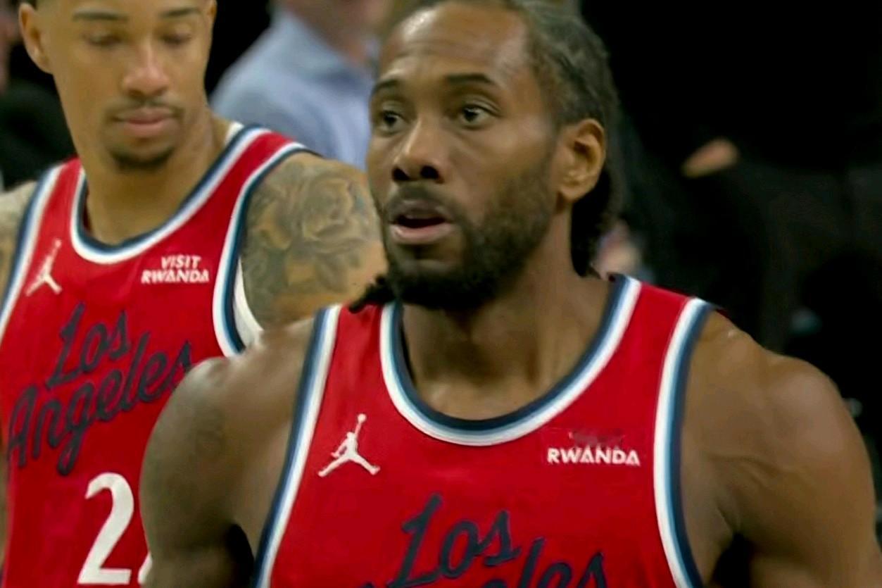 彻底不装了！伦纳德化身猛龙卡，直接把狼王爱德华兹打哭！难以想象残阵快船客场能领先