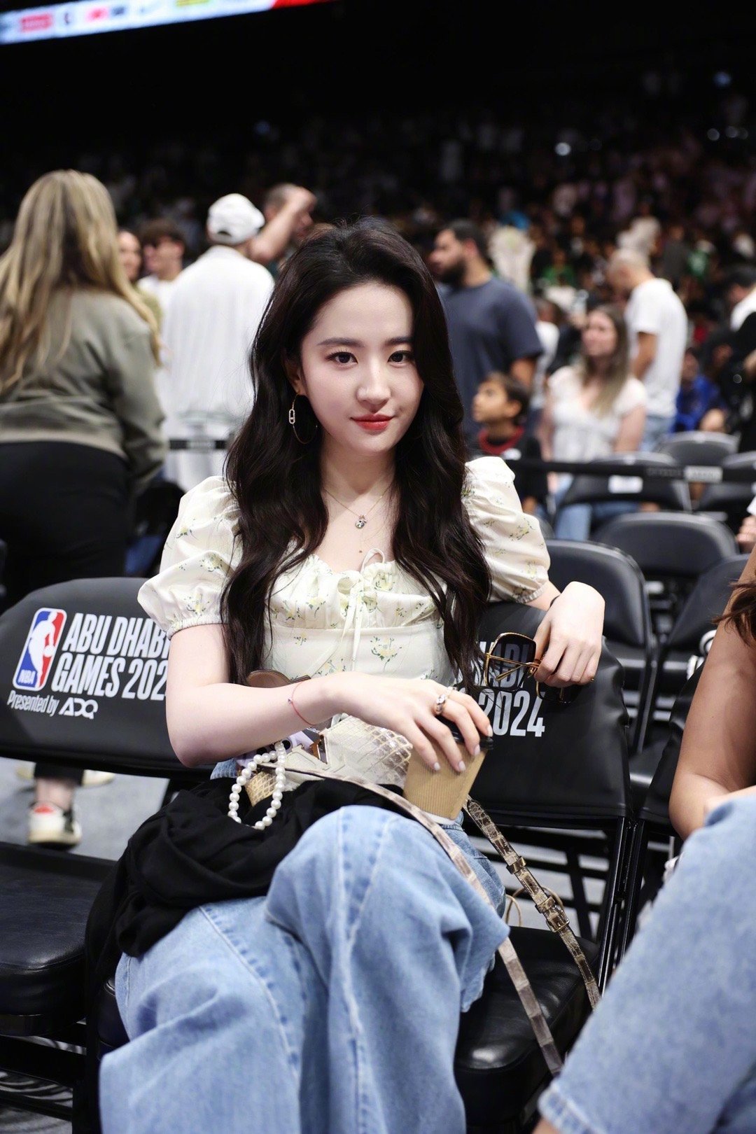 刘亦菲秋日小清新穿搭：穿法式上衣搭直筒牛仔裤，甜度满分。刘亦菲