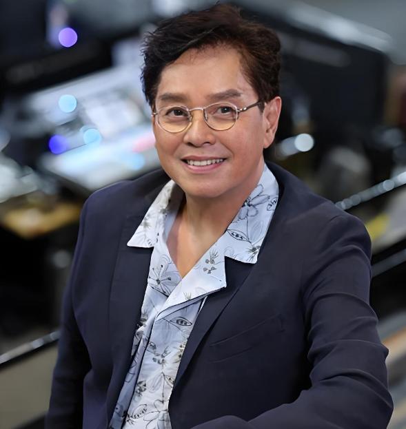 丁克的谭咏麟突然对妻子杨洁薇说；“我把十亿家产都给你，我要让儿子回家，“妻子纳闷