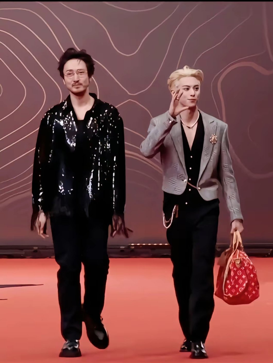 感觉王传君穿上了汪峰的衣服。