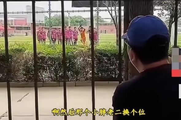 全世界足坛估计也只有中国能发生这么奇葩的事。足球场上，孩子们刚刚在欧洲捧起奖