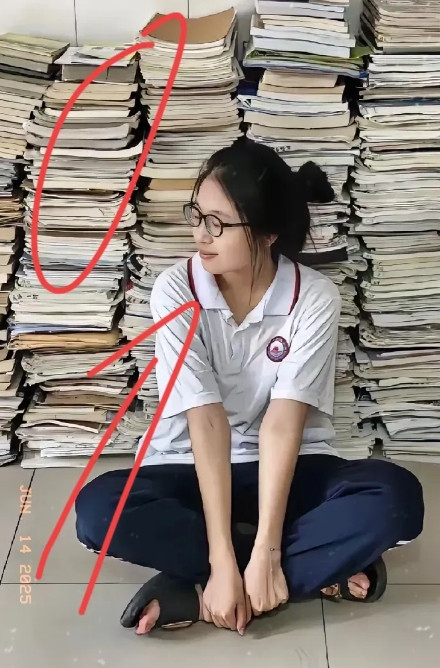 这妈妈现在估计心都要软成一汪水了。​她怎么也不会想到，​女儿考完闷头睡了1