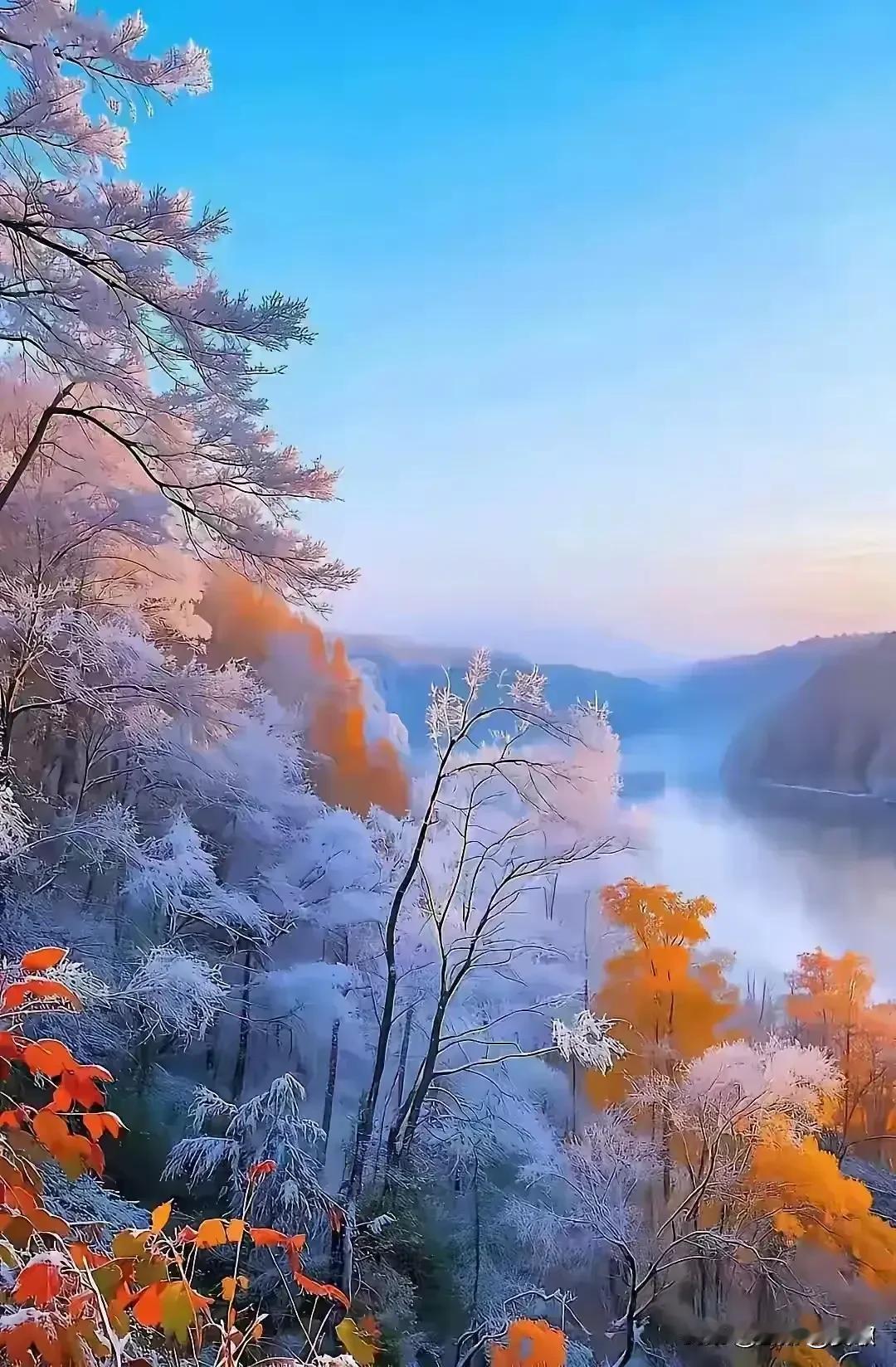 上联:雪落塞北千山素下联:风过大漠万马嘶横批:北国雄风