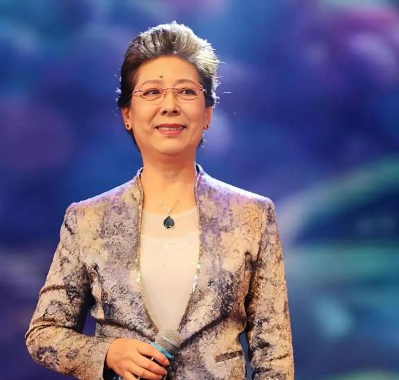 关牧村的儿子关添元，在澳洲读了7年书，回国在北京开了个不到50平米的茶庄