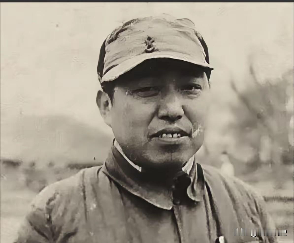 1942年，新四军张云逸师长，开会路上，抵达交通站后，突然发现花盆被摆放外面，警