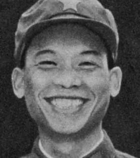 1979年，解放军一名走失的战士正在越南的农田里挖红薯，突然迎面冲过来七八名越军