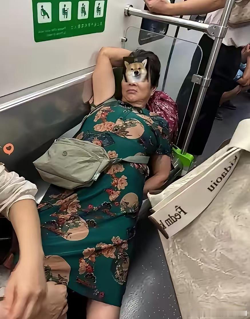 地铁上的一幕，不得不说，惊呆了，她是怎么做到不脸红尴尬的​​​
