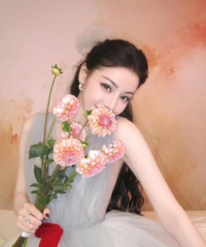 迪丽热巴梦幻纱裙高定造型封神！救命！迪丽热巴又美出新高度！身着流光溢彩的高定梦