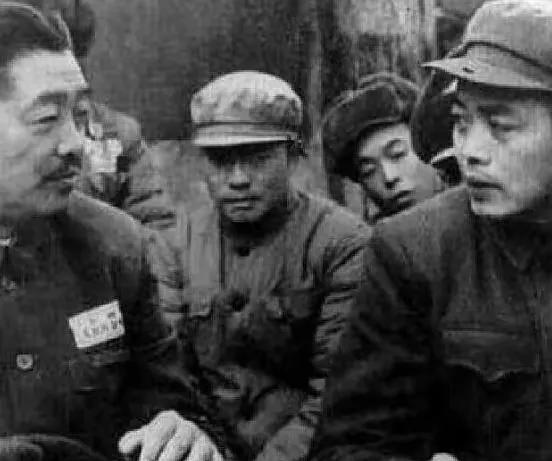 1974年初春，华国锋在中央一次小型会议上突然拍桌子发火，指着当年举报贺龙“叛国