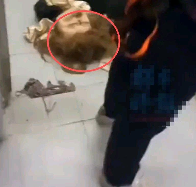 江西这事儿可太离谱了！一男子穿全套硅胶女装进女厕，被发现后逃跑时露了馅。电商平台