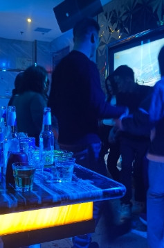 女子与男性朋友聚会后，喝断了片，第二天发现自己在对方家中醒来，下身赤裸，惶恐的她