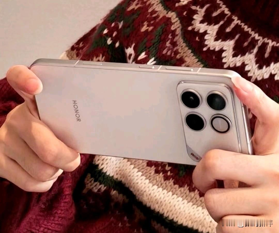 荣耀WIN系列真机来了[滑稽笑]超大镜头模组，看着感觉如何？右下角有win系列字样