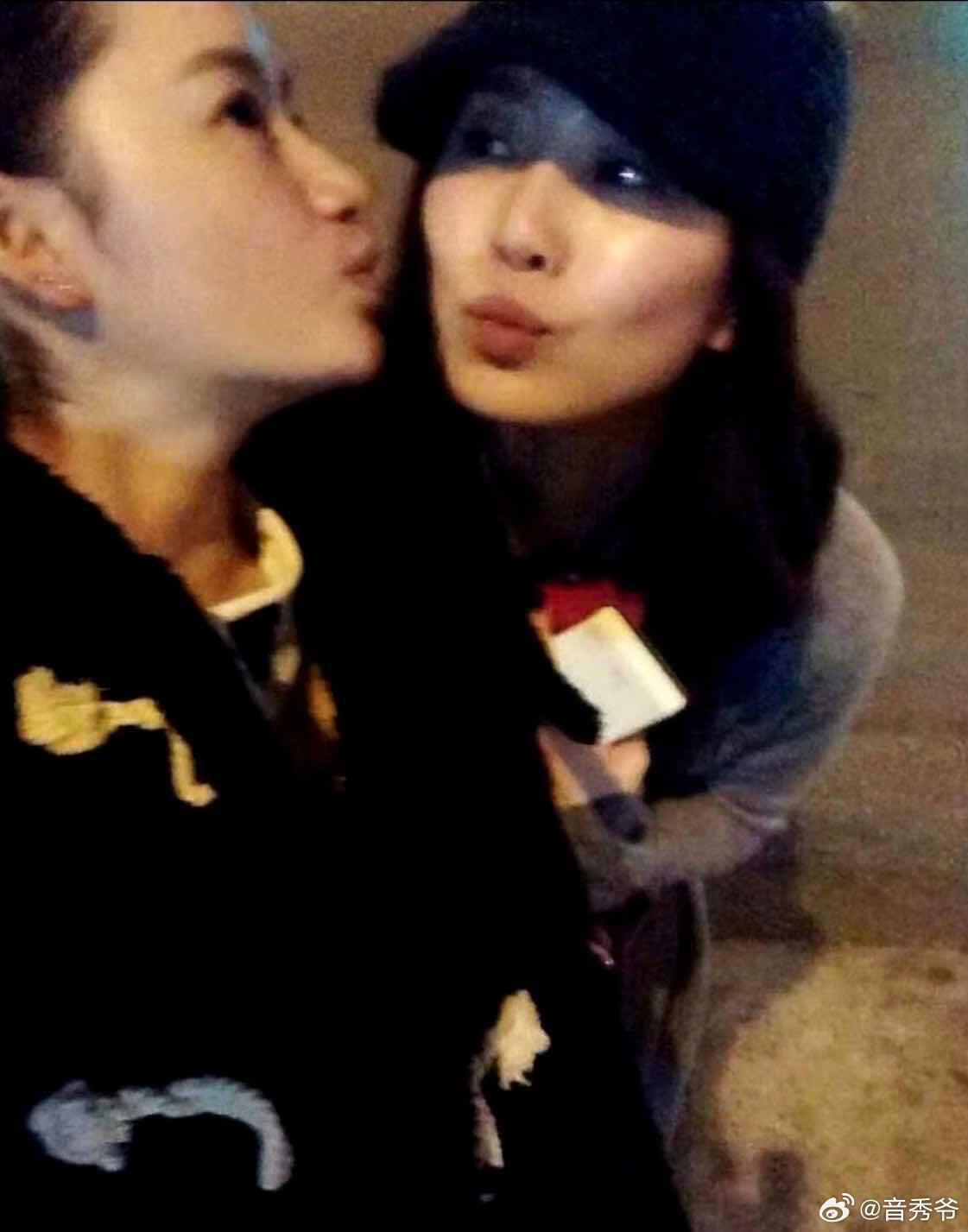 刘诗诗郭晓婷捧脸亲亲刚和朋友唠起这个互动，我俩直接尖叫！刘诗诗的眼神真的太绝了