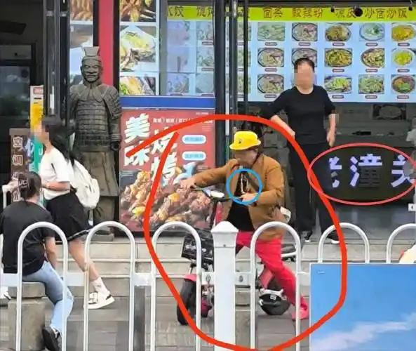 徐州火车站一肉夹馍店宰客引众怒徐州火车站老潼关肉夹馍店这回被推上风口浪尖，一