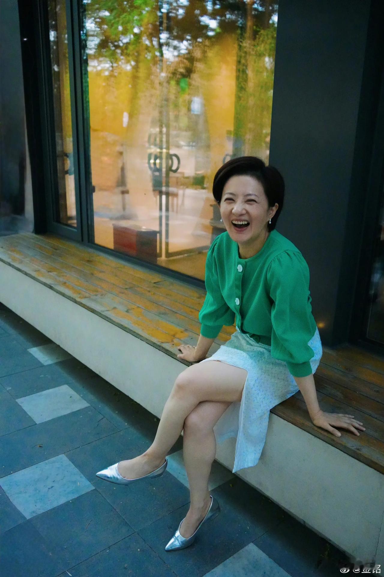 “小婉君”金铭“大秀长腿”，为我们演绎了非常优雅的style。如今，45岁的金铭