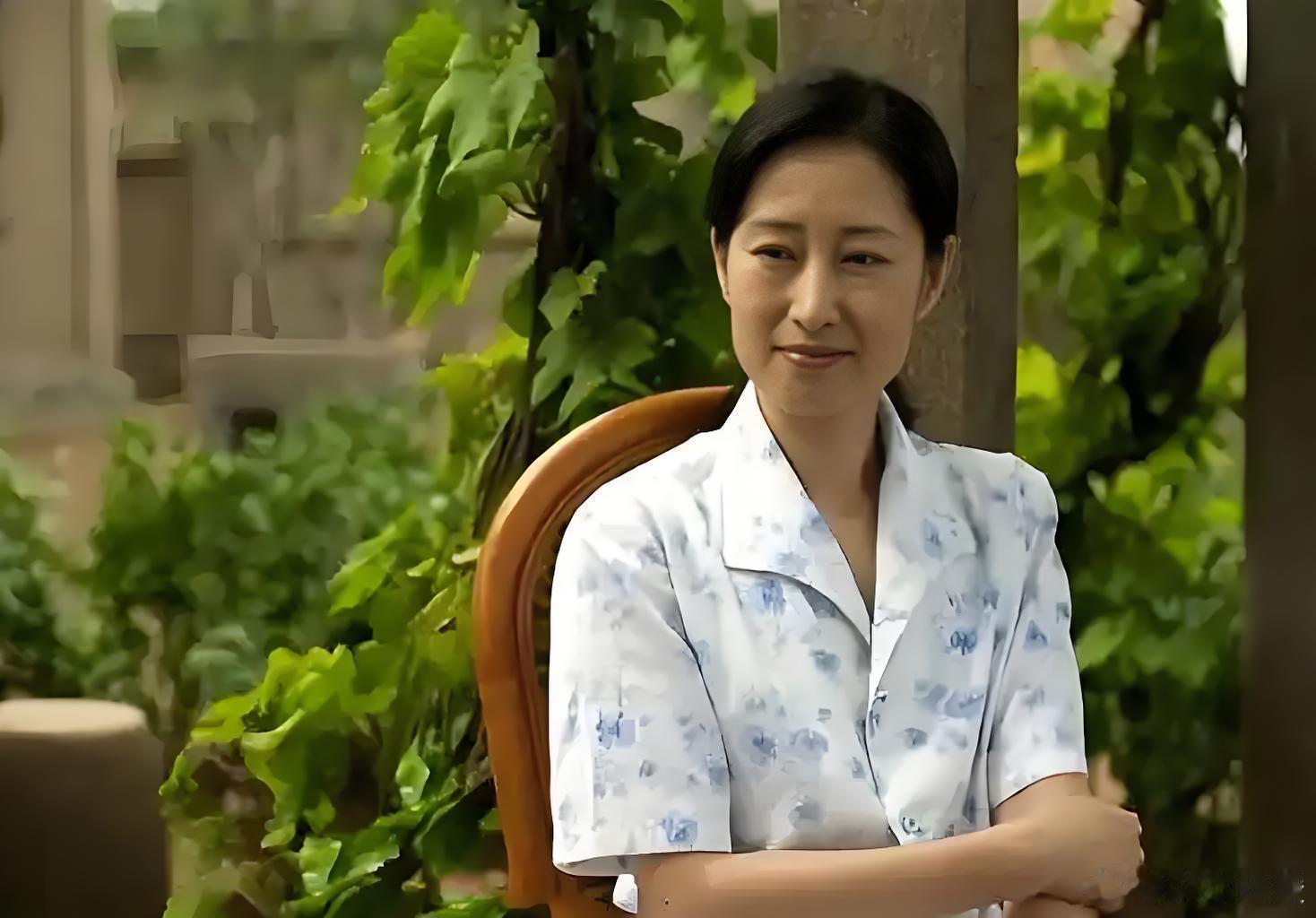 再看《父母爱情》，才发现唯唯诺诺的葛美霞，藏着不为人知的心思。挑着粪桶走在海岛