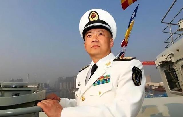 大校军官退役，是转业还是退休？大校对应的职级是副师级和正师级，因此分为副师级大校