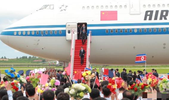 特朗普这下笑不出来了。当地时间7月15日，中国党政代表团乘坐的专机平稳降落在