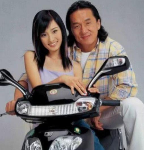 2003年，49岁的成龙和17岁的杨幂拍了一个广告，结账时，成龙拿到了50万，杨