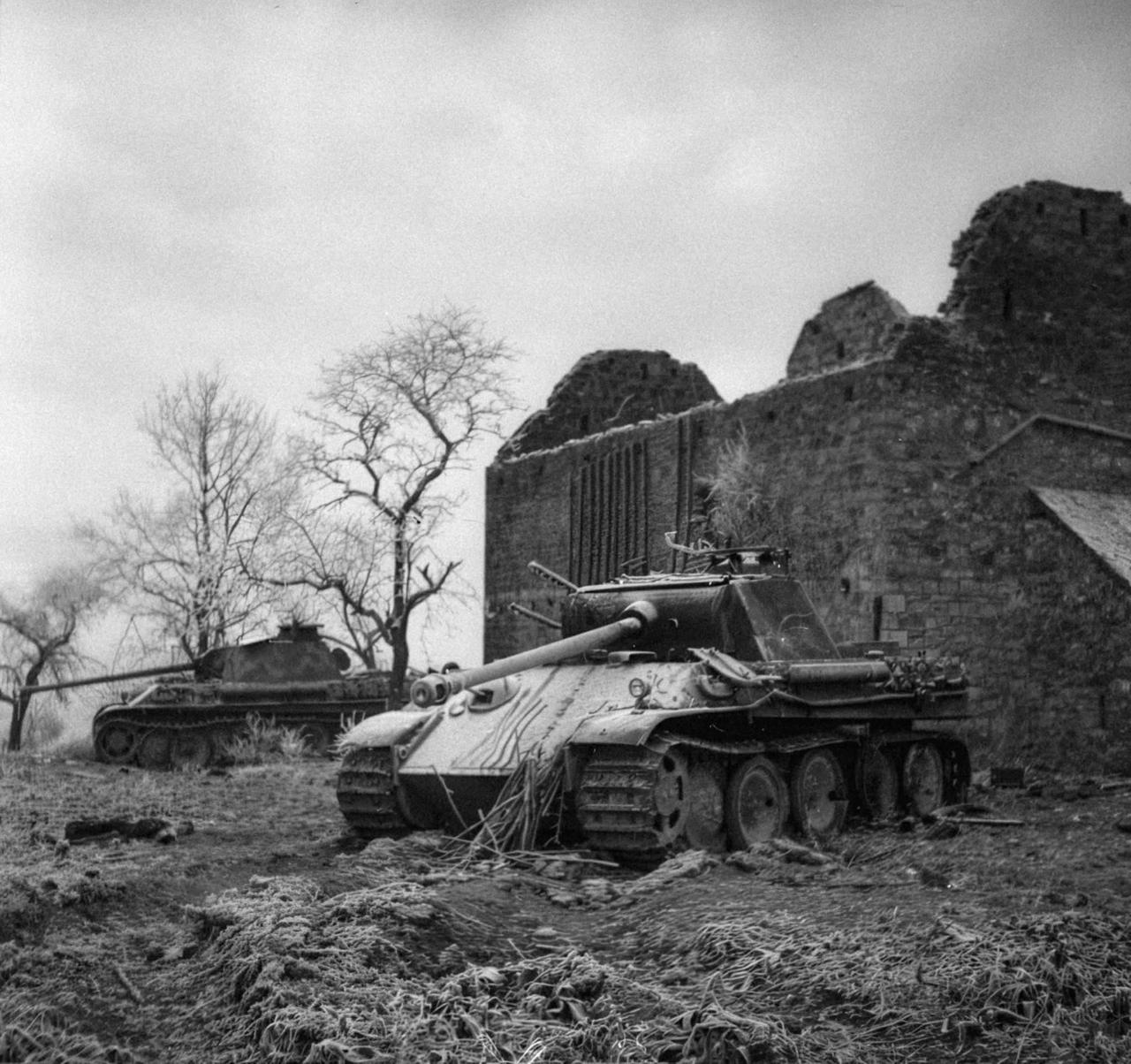 法国黑白图一：1944年12月29日，法国福伊-诺特丹村的德军豹式坦克被击