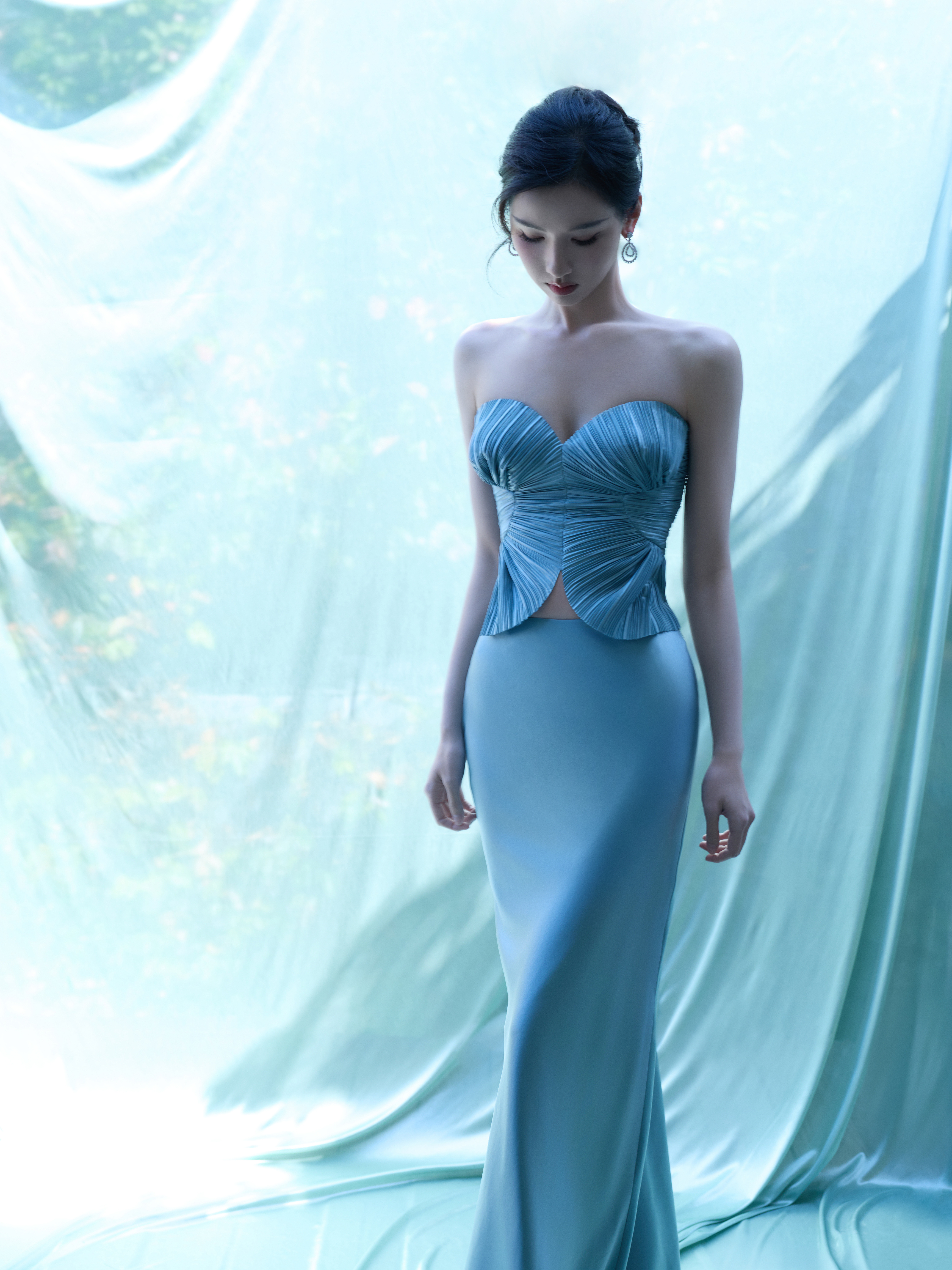 草木盎然，葱葱蔚蓝。于苍翠间，聆听自然心声。化妆：发型：摄影：