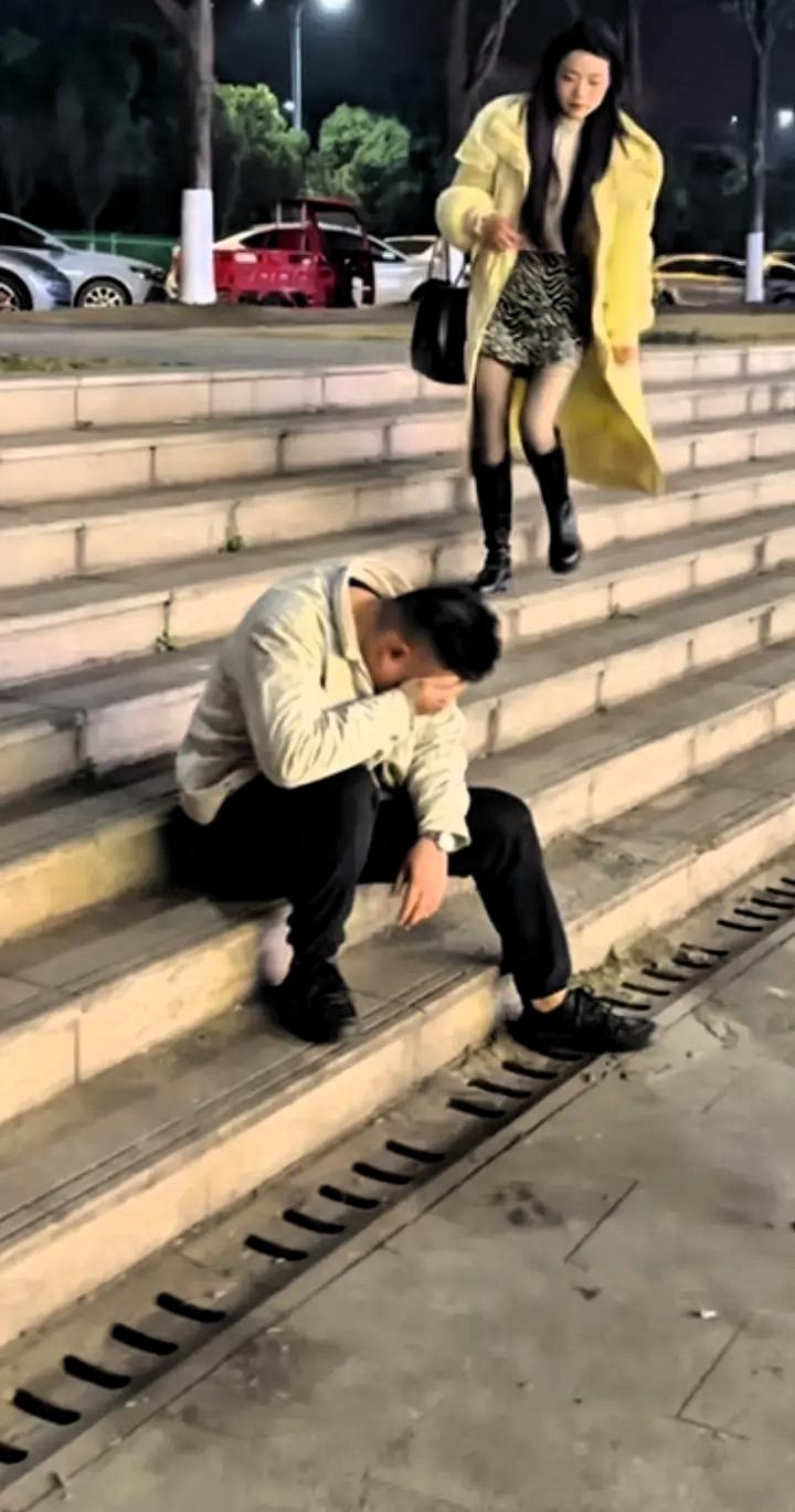 泪酸！夫妻预约离婚，丈夫没去，自己喝闷酒，独自买醉在路边，喝着喝着就控制不住情绪