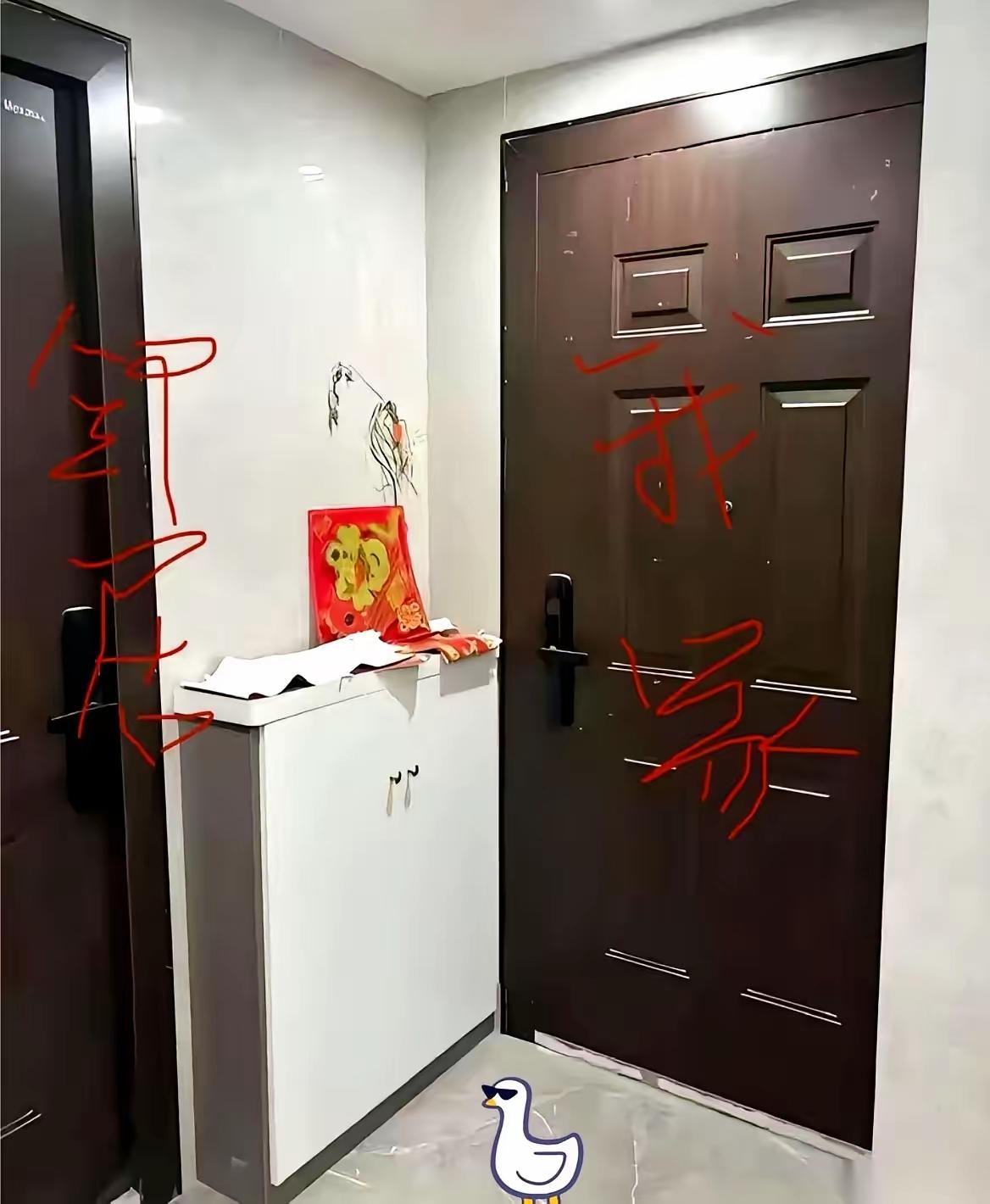 今天去看了一眼我的新房，差点没给我气笑了。我家门都还没装呢，邻居的鞋柜，已经抢