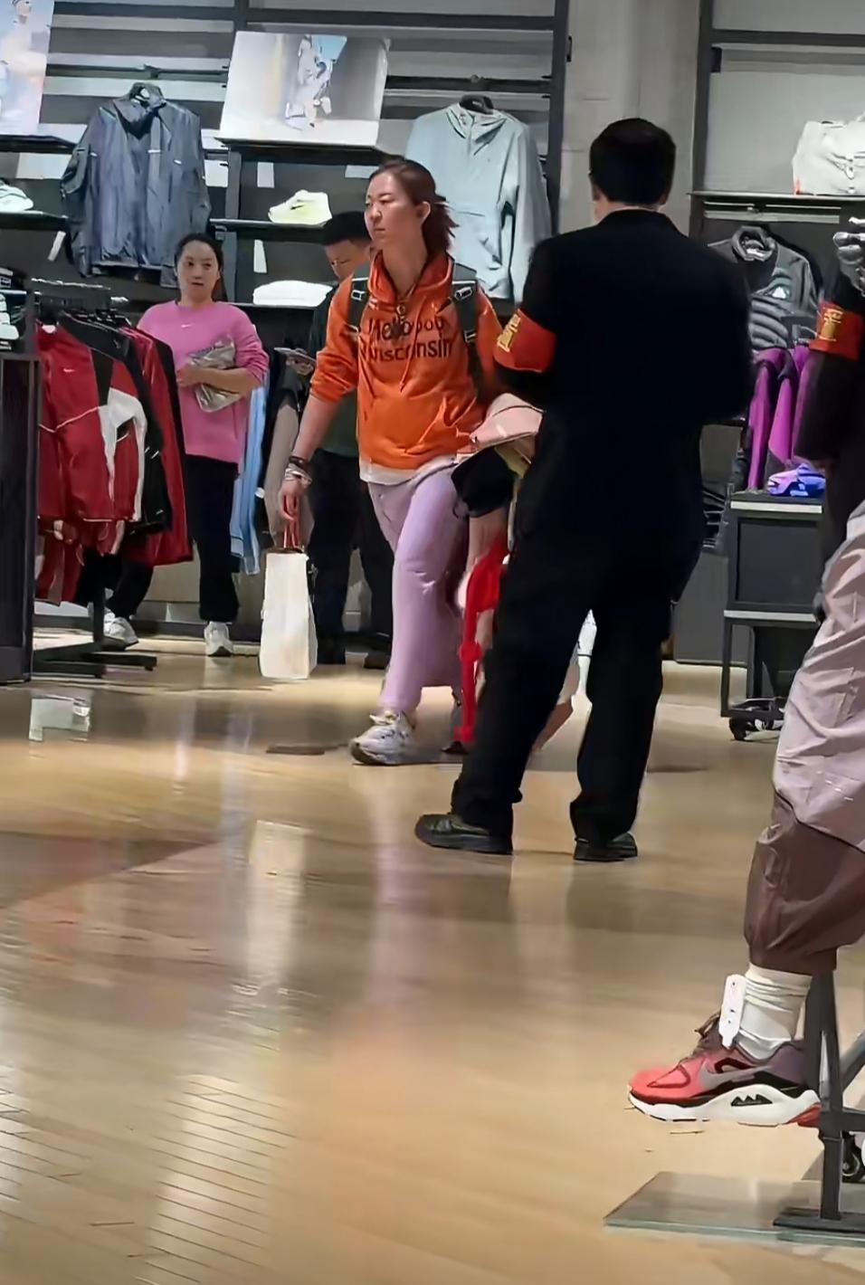 某商场nike门店，女子用电子支付买的衣服，要求店里退现金，被拒绝后在商场发癫，