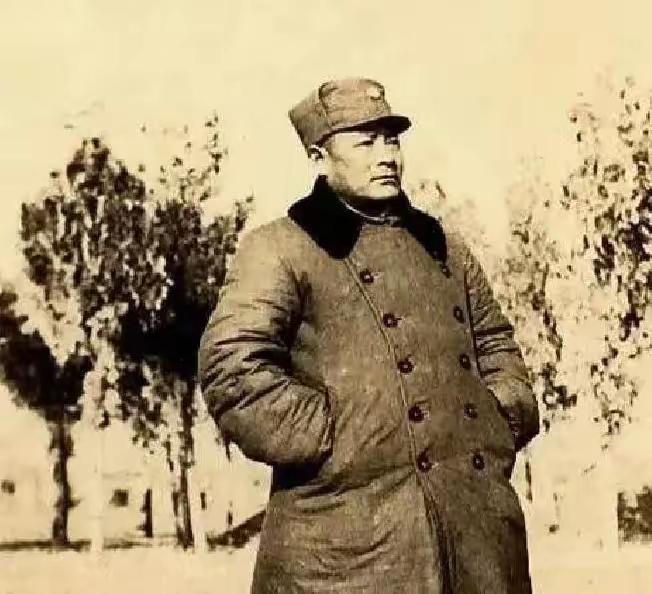 1941年，3000多日军压过来。吕正操通知撤离时，朱占魁正啃着玉米饼子，笑着说