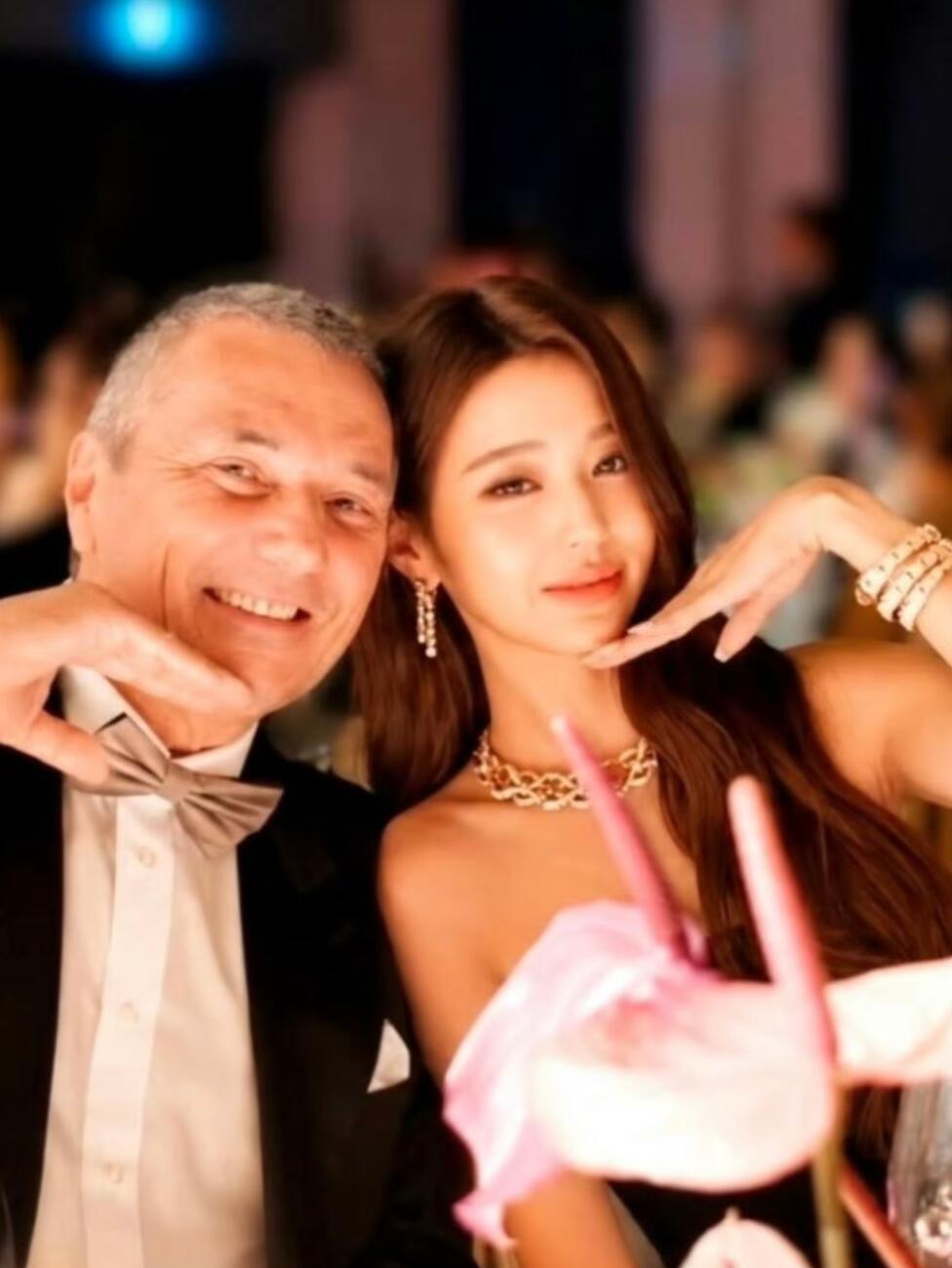 宝格丽CEO模仿张元英拍照宝格丽CEO晒和张元英自拍哈哈哈哈哈宝格丽总裁模仿瑛