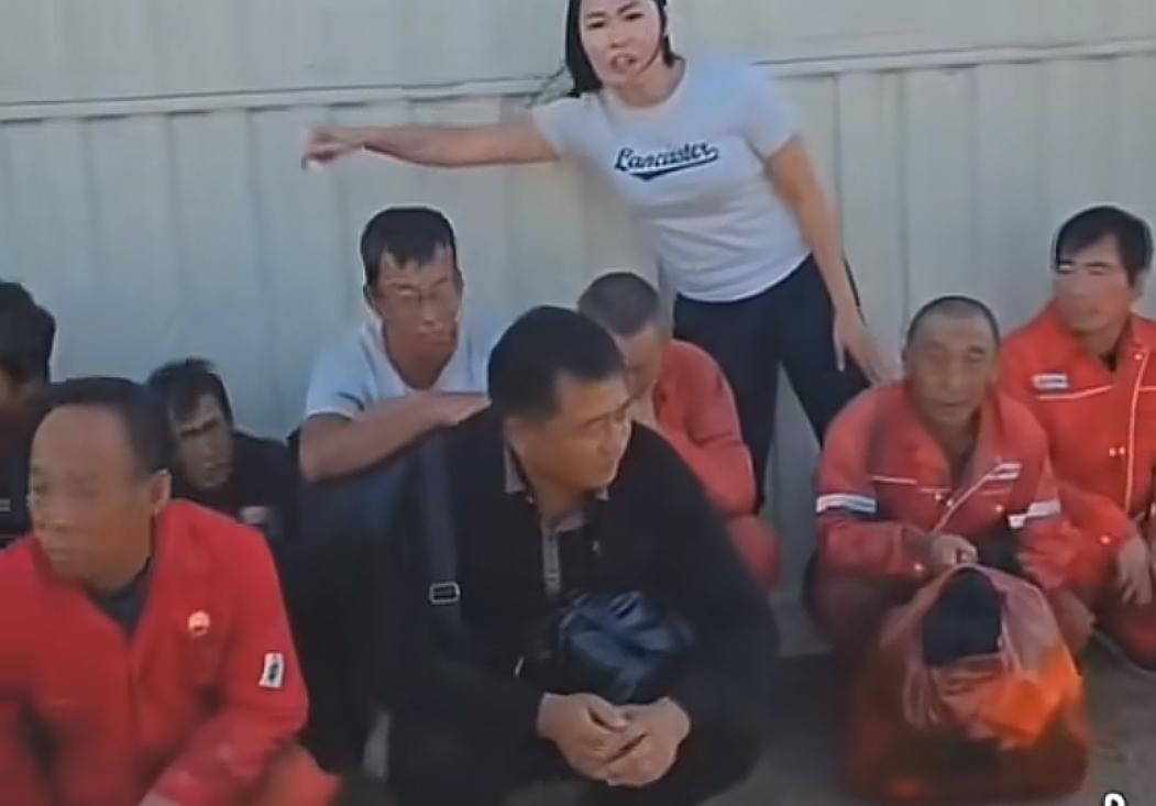一群激情澎湃的蒙古民族主义者闯入中资企业营地，手持直播设备就想拍点儿与中国工人的
