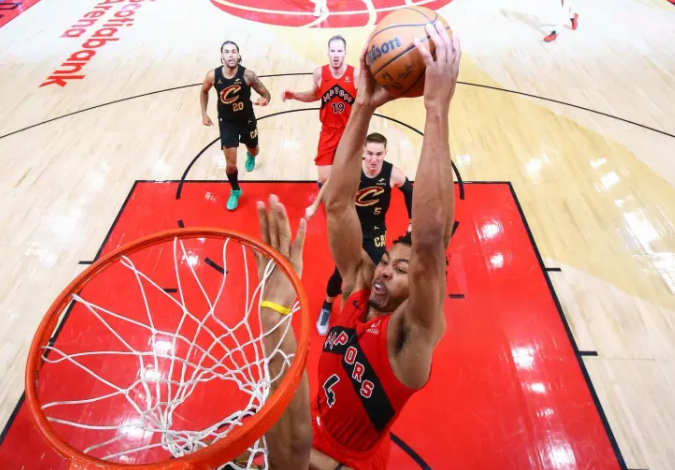 NBA季后赛，巴恩斯接受了记者采访：“在准备发边线球前他朝我走过来，跟我说：‘交