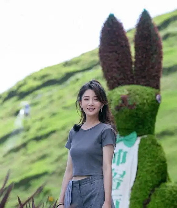 45岁殷桃换发型像换了个人！半扎马尾配T恤阔腿裤，网友：这是刚毕业的大学生吧