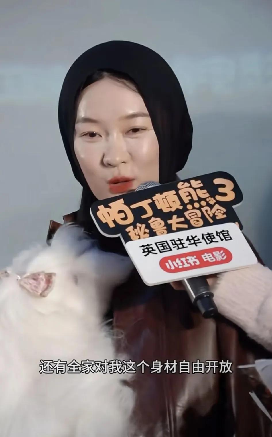 主持人问霍思燕：“家的味道是什么”。霍思燕回答说：“是我老公帮我把花园里活干完