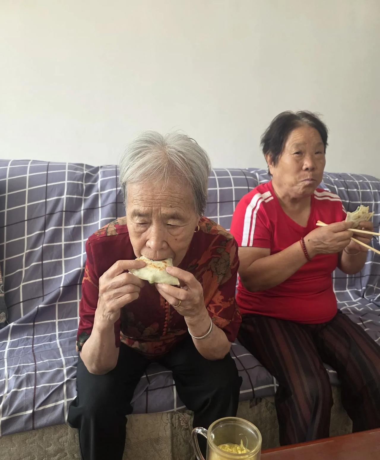中午的馅饼太好吃了，这是我第一次吃这种馅儿的馅饼……第一次见到这种叫“不老瓜”
