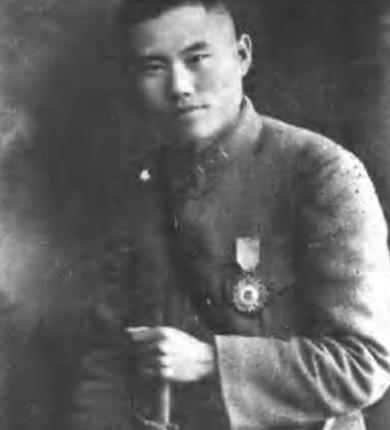 1938年5月，王敬久、关麟征驻军洛阳，警备司令祝绍周派卫兵通知开会，两人说：“