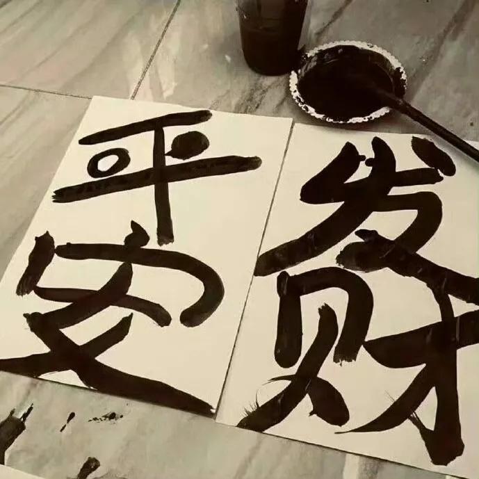 看到一个话题：一个人还在穿五年以上的衣服说明什么？说明啥？说明——要么是