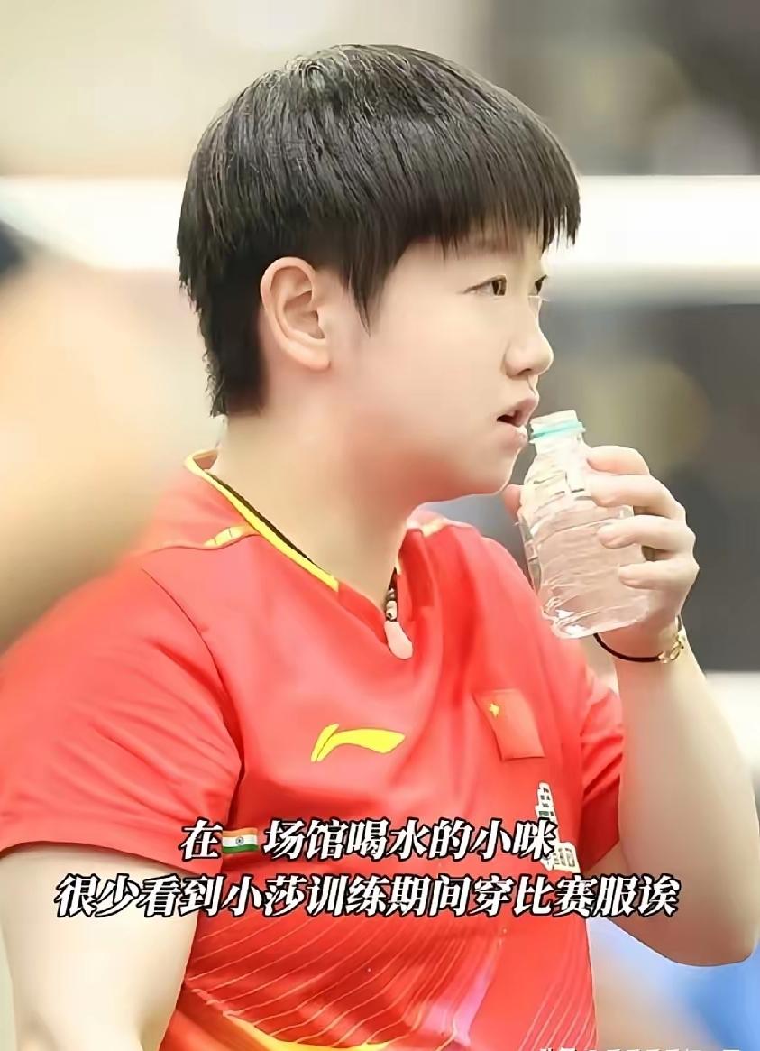 国乒“小机灵”孙颖莎又上热搜了！这次不是因为球技，而是她那套“显眼包”操作——在