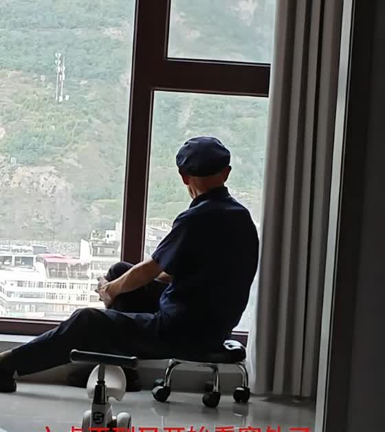 忍不住笑了！男子把爷爷带到城里生活，把老爷子都给整抑郁了。男子是甘肃的，他和