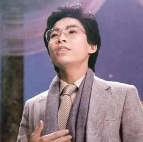 1984年，歌手张明敏得知我国举办亚运会的经费，还差了6亿的缺口时，毅然决然的卖
