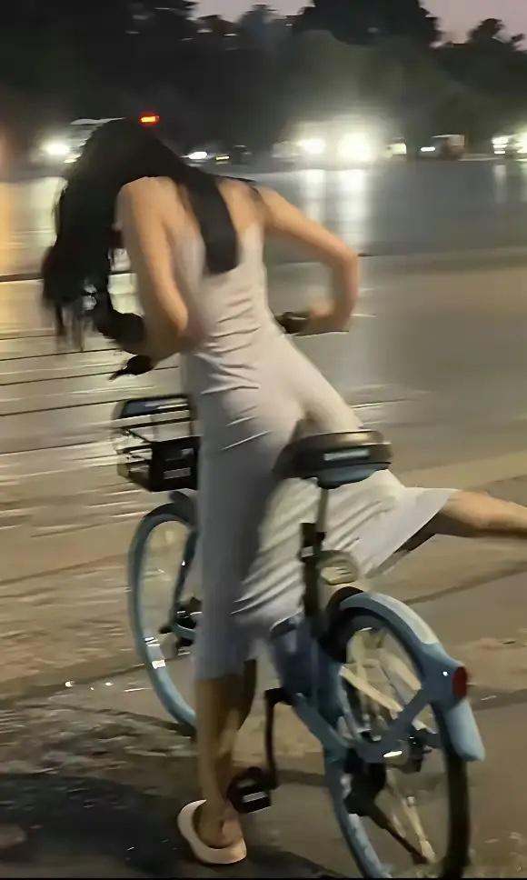 美女急刹车都这样了，要是被追尾了咋办啊？​​​